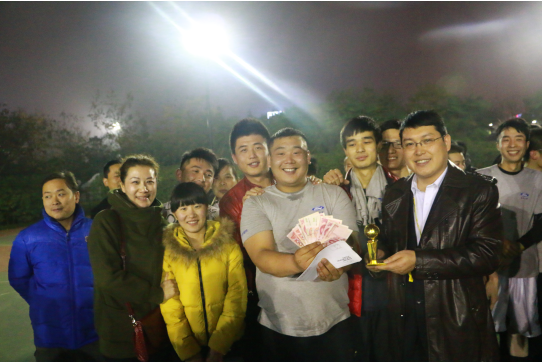 11月16日晚，经过为期三天的激烈比拼，中联集团企业文化建设部组织的“跃动中联”篮球争霸赛顺利闭幕。在本次比赛中，幸福队表现突出，经过首轮淘汰赛和复赛的激烈角逐，顺利进入三强争霸赛，最终勇夺季军。