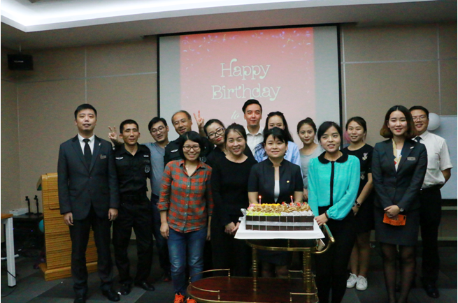 “非常感谢公司为我们精心准备的生日会，还有温馨的祝福视频，非常意外和惊喜，希望以后有更多的机会和大家一起过生日。”结束后，一位寿星激动地说。
 2017年9月15日下午，陕西中联实业集团公司与旗下陕西豪林汽车销售有限公司在豪林二楼培训室联合举办了一场别开生面的生日会。集团和豪林林肯的21位寿星参加了此次生日会。集团企化部部长霍晓华与豪林林肯服务总监任杰、销售总监曹伟等公司领导也应邀出席了生日会，并为员工寿星们送上了最诚挚的祝福。
