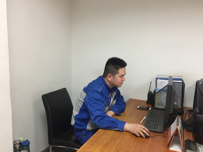 “作为一名基层管理者，清楚业务范围内的每一个流程、熟悉每一个作业细节，了解员工的真实需求，才能真正拥有强大的执行力。”宗重霄说话时语气平静，但你却能清晰感受到他内心的坚定。长着一张娃娃脸的宗重霄是标准的90后，不同于许多同龄人对工作、对生活的迷茫，年纪轻轻的他自2018年12月起，已成为陕西欣达汽车贸易有限公司售后服务部车间主管，带领着一个逾20人的团队，肩负着欣达汽贸售后车间运营管理的重任。