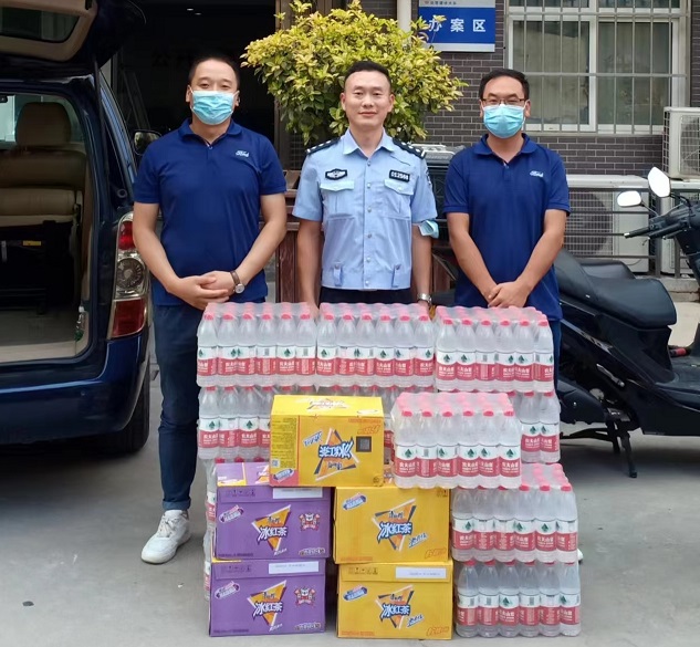 炎炎夏日送清凉，滴滴关爱暖警心。8月3日，陕西福迪汽车贸易有限公司售后服务部前往碑林大队事故处理中队，开展了“夏日送清凉”慰问活动，以表达对交警同志战高温、斗酷暑，全力以赴做好道路交通安全管理工作的崇高敬意。