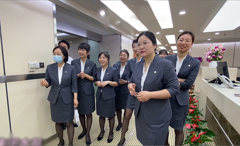 5月10、11日，集团企化部利用晨会分别组织集团公司、工程公司、汽车管理公司及上海联诺西安分公司员工开展了以“快乐母亲节”为主题的活动。通过企化部精心准备的游戏互动，让大家深刻感受到集团浓浓的节日祝福；一首《游子吟》的诗歌朗诵，歌颂了母爱的伟大与无私。温暖如你，不败岁月，祝愿各位“中联妈妈”岁月长安，有趣有盼。