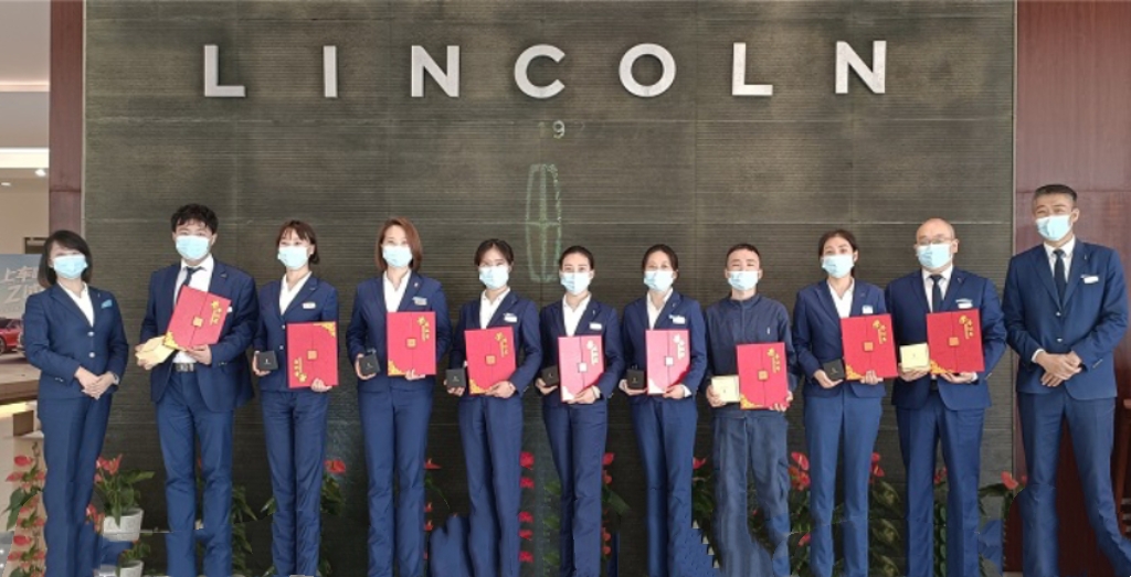 汲取榜样力量，激励奋勇前行。10月17日，陕西豪林汽车销售有限公司对第三季度优秀管理人员、优秀员工进行表彰，常务副总经理宋跃鹏、销售总监黄琬、顾客体验总监孟珺分别为他们颁发荣誉证书。