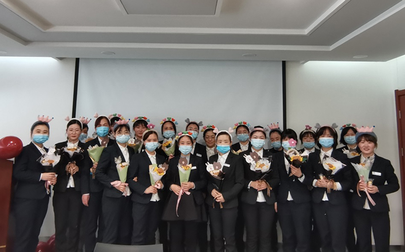 人间三月，桃之夭夭，灼灼其华。3月8日，陕西幸福汽车销售有限公司组织开展了以“幸福三月·女王驾到”为主题的布艺花DIY活动，陕西幸福28名女员工参加。