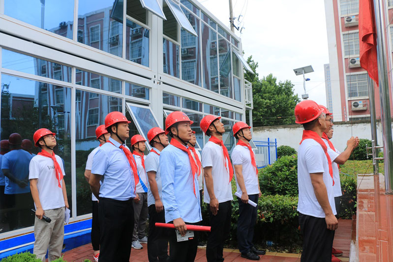 7月1日，陕西中联实业集团工程板块一项目部员工整齐列队，隆重举行了以“奋力大干100天，献礼建党100年”为主题的升旗誓师仪式，庆祝中国共产党成立100周年，正式拉开项目部奋力大干100天的序幕。