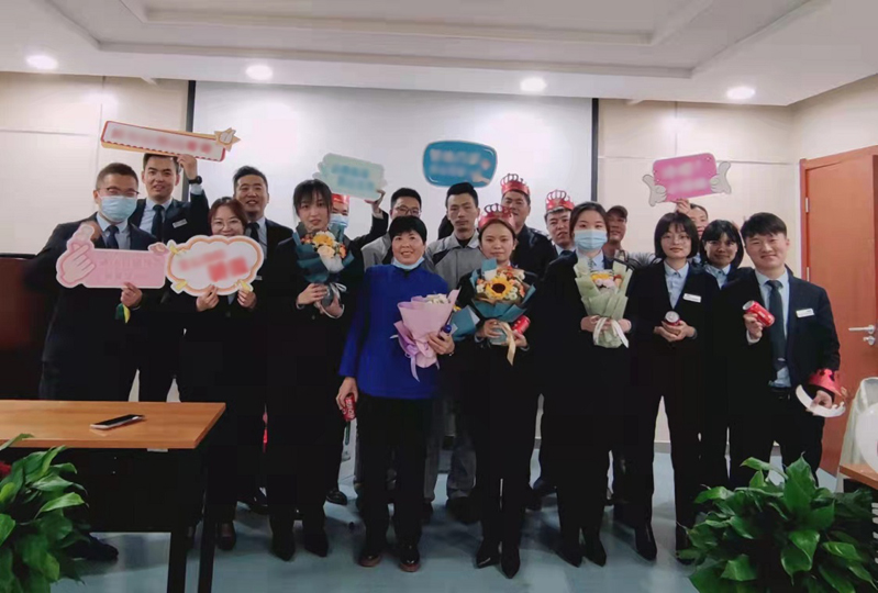 幸福聚会，情谊相牵。11月24日，陕西幸福汽车销售有限公司人力资源部组织开展了11-12月员工生日会，代表公司为20名寿星送上暖心的生日祝福。