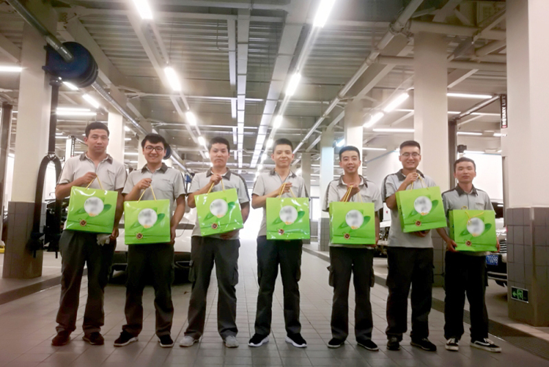 端午临仲夏，时清日复长。在端午节来临之际，集团及各公司行政部受陕西中联实业集团董事长的委托，于6月4日，为奋战在一线、辛勤忙碌的全体中联员工准备并送上浓情满满的“节日问候”。烈日当下，我们看到行政部忙碌的身影，积极高效的为大家服务，这一举动，饱含着集团对员工满满的节日关怀和深切祝福。简短的发放过程中，员工们沉浸在满满的节日祝福中，幸福的笑容挂在脸上。