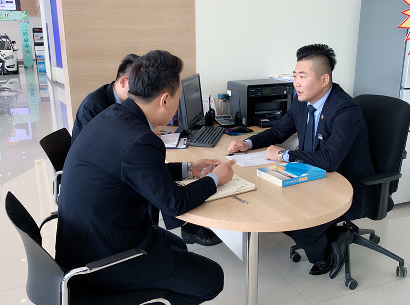 “不用准备，我喜欢现场发挥，喜欢把真实的我展示给别人，从而发现问题，提升自我，互相学习”，当小编将专访题纲发给本次的专访对象——陕西幸福汽车销售有限公司展厅经理罗鹏涛时，他这样说到。没有做任何准备，现场即兴发挥，他的“表现”如何？下面跟着小编一起走进如此“真实”的罗经理。