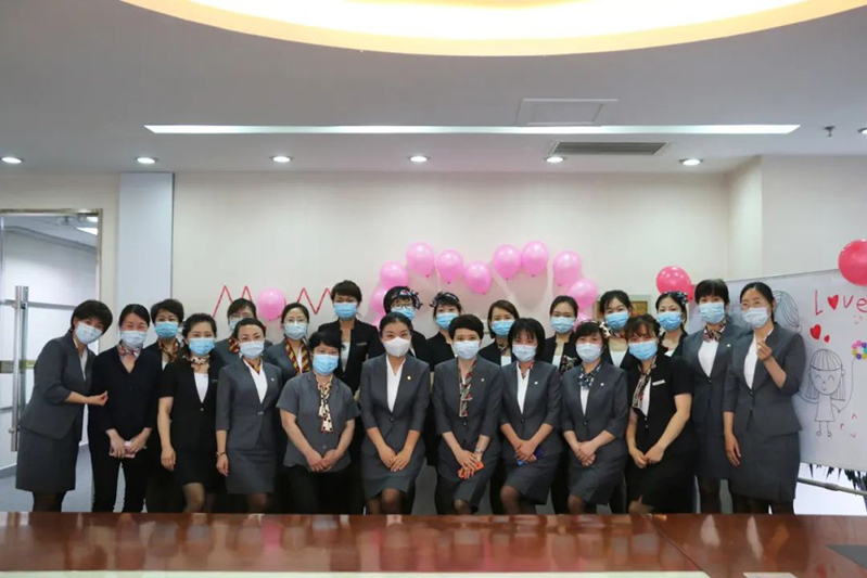 5月8日下午，由集团企化部组织了以“丝巾系福·感恩母亲”为主题的文化活动，集团本部、汽车管理公司、工程公司20余位“妈妈”积极参与。此次活动旨在弘扬中华传统美德，表达对母亲的感激之情以及对母亲深深的爱与尊敬。同时，通过互动让各位“妈妈”深刻领会集团“用人原则”中的“素养”与八个“用人方针”中“用文化影响人、用真情团结人、用真心温暖人”。