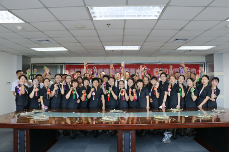 “端午临中夏，时清日复长”。端午节佩戴香包的传统源远流长，它寓意保平安、驱蚊虫。为弘扬传统文化，营造真诚、合作、和谐的人际环境，烘托浓厚的节日氛围，同时让全体员工深刻体验集团内部的特色服务。在端午节来临之际，由集团企化部和非汽板块各公司联动，开展“粽情端午 ? 香飘中联”香包DIY互赠活动。