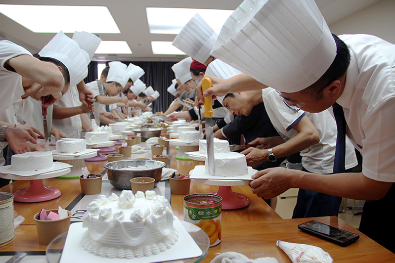 每个人心中或多或少都有一个“蛋糕梦”，那就是亲手做一款属于自己的蛋糕。还记得小时候，每次路过蛋糕房，总要拉着爸爸、妈妈往里跑，吵着要买蛋糕。长大后，忙碌的工作让我们渐渐意识到生活要去繁从简，但与此同时也不能忽略节日的仪式感。6月23日，一场别开生面、仪式感满满的手工蛋糕DIY活动浓情上演，大家多年的“蛋糕梦”终于实现了。空气中弥漫着蛋糕和奶油的浓浓香味，活动现场传来了阵阵欢声笑语。