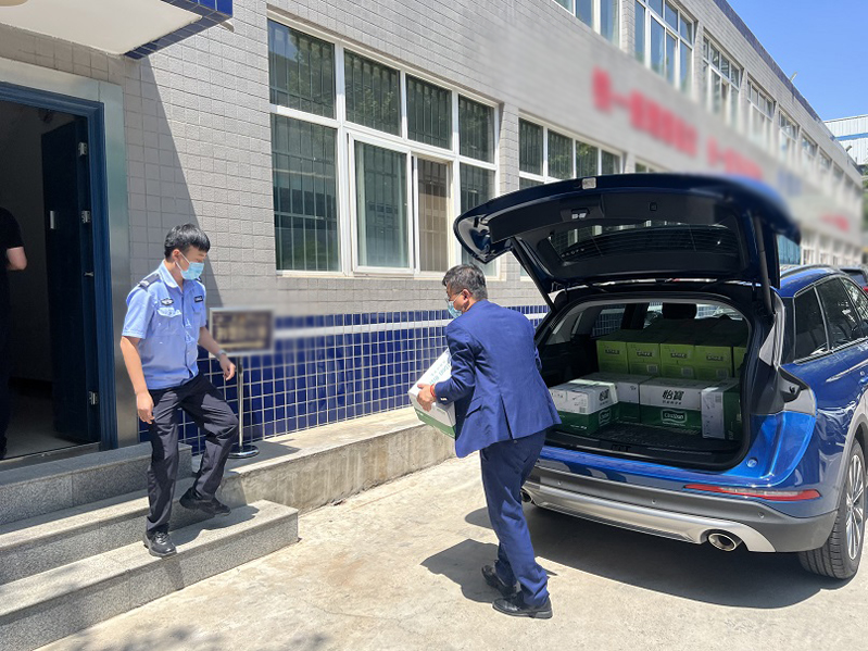 7月8日，陕西正大福林汽车销售有限公司前往辖区派出所开展了“夏日送清凉”慰问活动，为一线民警送上解暑饮品，以表达对民警同志不惧高温酷暑，依然坚守在一线的崇高敬意。

