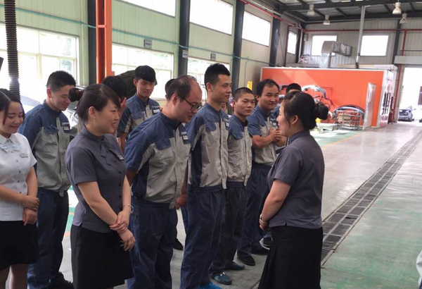     6月6日早上9点，售后服务部晨会进入到最后一项时，企化专员打破了以往的方式，而是询问了大家一个问题。今天是什么日子，这让大家犯了难，全员互相看了看，还是一头雾水。这时机电组王主管反应过来，原来是售后车间杨经理的生日，大家这才恍然大悟。  在晨会上，企化专员代表公司送上为杨经理准备的生日礼物，王主管代表车间班组为杨经理送上了祝福。